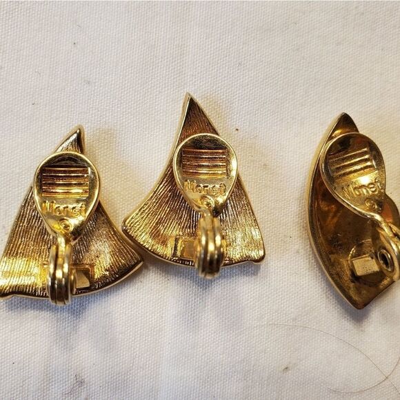 Beautiful 2 pairs of vintage monet earrings. - Picture 6 of 10